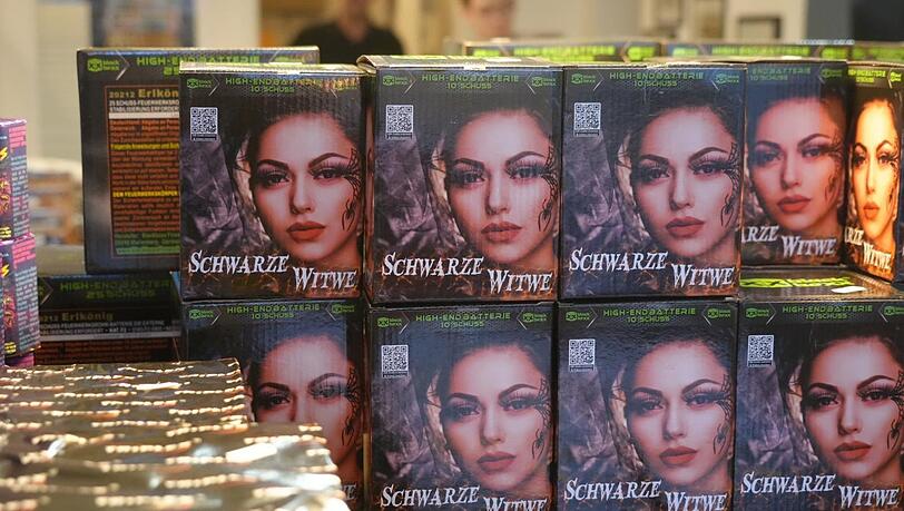 Oft seien schöne Frauen auf den Verpackungen abgebildet, erklärt Pyrotechniker Philip Plan. "Sex sells" lautet seine Erklärung dafür.