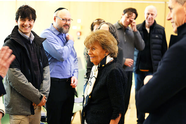 Charlotte Knobloch, die Präsidentin der Israelitischen Kultusgemeinde, begrüßt bei der Gedenkveranstaltung im Kulturzentrum Luise die angereiste Familie. Charlotte Knobloch, die Präsidentin der Israelitischen Kultusgemeinde, begrüßt bei der Gedenkveranstaltung im Kulturzentrum Luise die angereiste Familie.