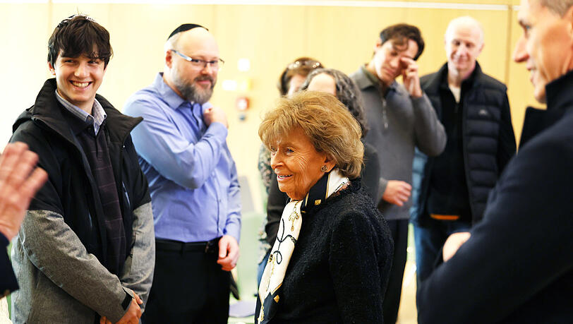Charlotte Knobloch, die Präsidentin der Israelitischen Kultusgemeinde, begrüßt bei der Gedenkveranstaltung im Kulturzentrum Luise die angereiste Familie. Charlotte Knobloch, die Präsidentin der Israelitischen Kultusgemeinde, begrüßt bei der Gedenkveranstaltung im Kulturzentrum Luise die angereiste Familie.