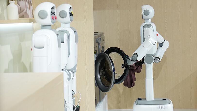 Fast die H&auml;lfte der Menschen in Deutschland kann sich vorstellen, k&uuml;nftig einen menschen&auml;hnlichen Roboter im Haushalt einzusetzen.