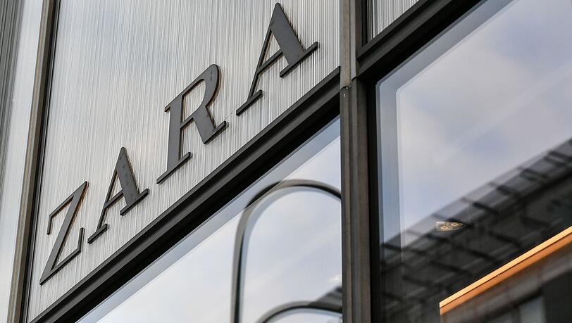 Die spanische Modekette Zara hat ein Halloween-Kinderkostüm aus dem Verkauf genommen, das Kritiker an KZ-Kluft erinnerte. Die spanische Modekette Zara hat ein Halloween-Kinderkostüm aus dem Verkauf genommen, das Kritiker an KZ-Kluft erinnerte.