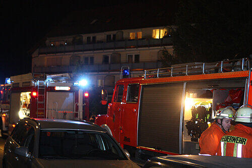Einsatzkräfte der Feuerwehr beim Löschen des Brandes in Nürnberg-Gebersdorf.