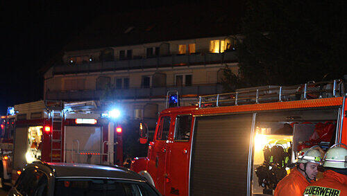 Einsatzkräfte der Feuerwehr beim Löschen des Brandes in Nürnberg-Gebersdorf. Einsatzkräfte der Feuerwehr beim Löschen des Brandes in Nürnberg-Gebersdorf.