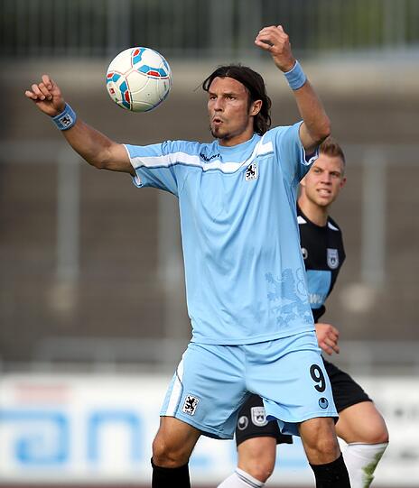 Erstmals präsentierten sich die Löwen in den neuen hellblauen Heimtrikots. Die besten Bilder vom Testspiel des TSV 1860 München in Ulm.