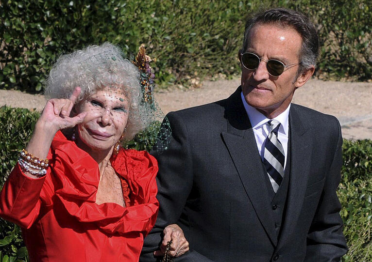 Diese betagte Dame ist 85, trägt rekordverdächtige 61 Adelstitel - und hat jetzt ein weiteres Mal "Ja" gesagt. Die Arme ist bereits zwei Mal verwidwet. Bei Ehemann Nummer drei sollte Herzogin von Alba ein solch trauriges Schicksal wohl erspart bleiben: Alfonso Diez ist ganze 25 Jahre jünger als sie - und erfreut sich bester Gesundheit.