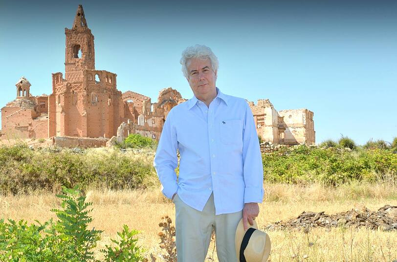 Ken Follett vor einem Romanschauplatz im spanischen Belchite.