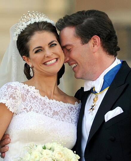 Die Braut im Spitzen-Kleid und der Bräutigam zu Tränen gerührt: Die schwedische Prinzessin Madeleine und der New Yorker Banker Chris O'Neill haben in Stockholm geheiratet. Die Bilder!