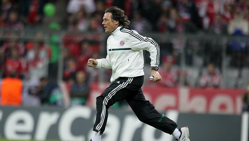 Ein verletzter Spieler auf dem Platz? Dr. Hans-Wilhelm Müller-Wohlfahrt ist sofort auf dem Weg um die Kicker zu betreuen. Ein verletzter Spieler auf dem Platz? Dr. Hans-Wilhelm Müller-Wohlfahrt ist sofort auf dem Weg um die Kicker zu betreuen.
