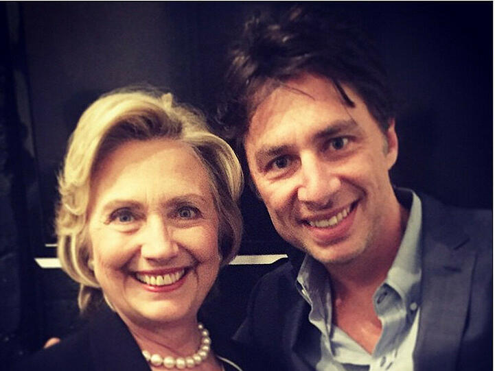 Serien-Star Zach Braff (r.) ist happy über seinen Schnappschuss mit Präsidentschaftskandidatin Hillary Clinton