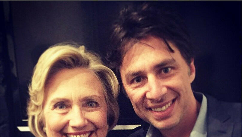 Serien-Star Zach Braff (r.) ist happy über seinen Schnappschuss mit Präsidentschaftskandidatin Hillary Clinton Serien-Star Zach Braff (r.) ist happy über seinen Schnappschuss mit Präsidentschaftskandidatin Hillary Clinton