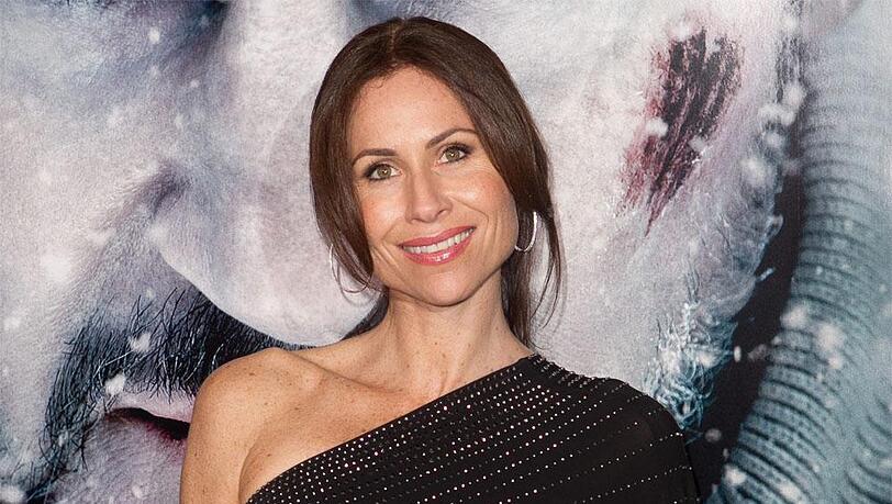 Minnie Driver wird von einem aggressiven Nachbarn belästigt. Minnie Driver wird von einem aggressiven Nachbarn belästigt.