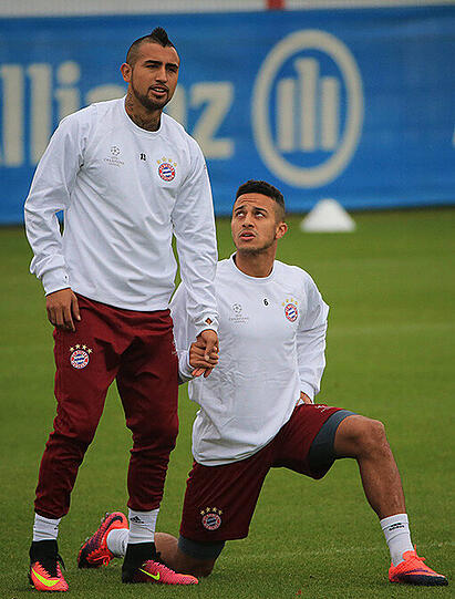 Wieder am Ball: Arturo Vidal (links) hält mit Thiago Händchen.