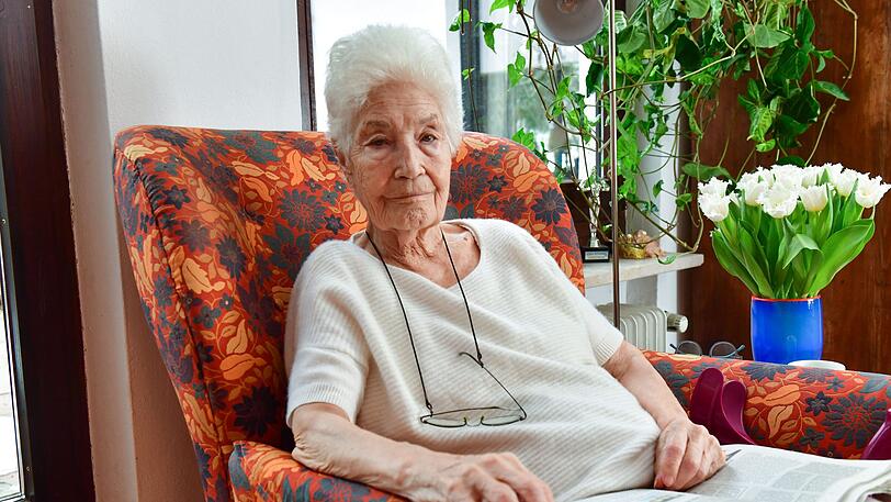 Grauenhafte Schmerzen: Ellen Schwiers leidet bei jeder Bewegung.
