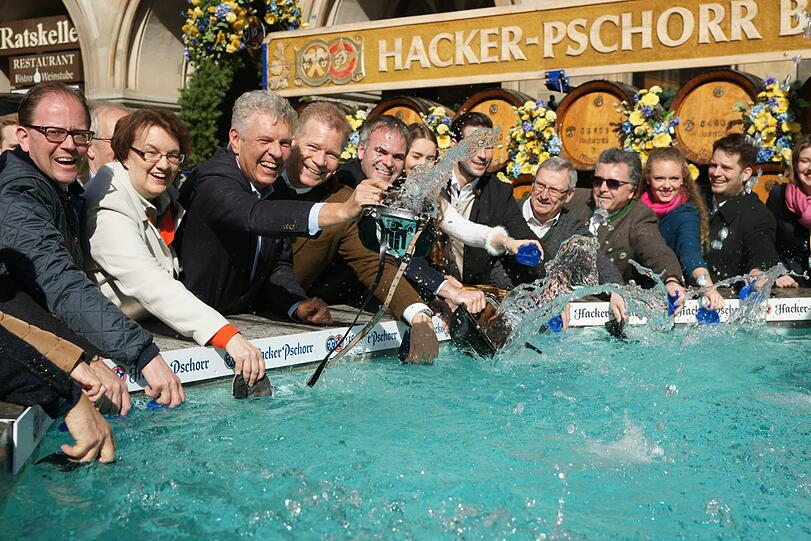 Von links nach recht: Bürgermeister Manuel Pretzl, Bürgermeisterin Christine Strobl, OB Dieter Reiter, Andreas Steinfatt und Stadtkämmerer Christoph Frey beim Geldbeutelwaschen am Fischbrunnen in München.