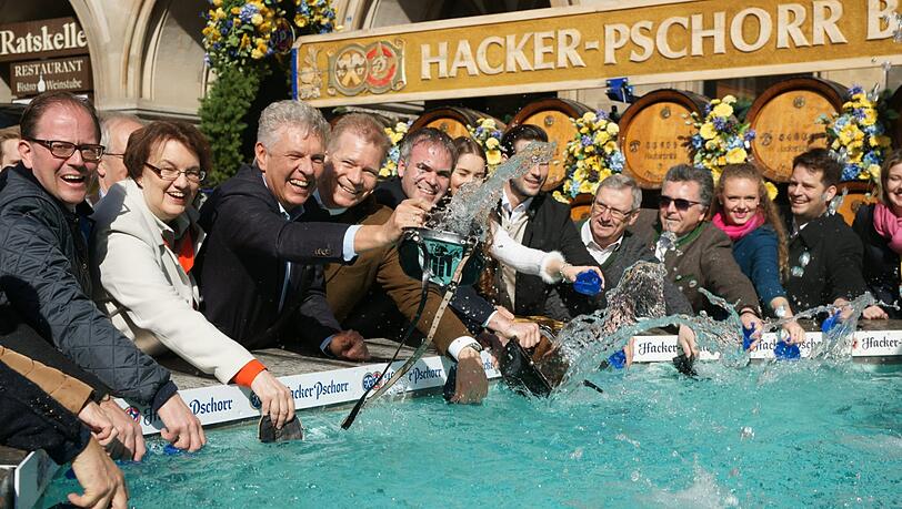Von links nach recht: Bürgermeister Manuel Pretzl, Bürgermeisterin Christine Strobl, OB Dieter Reiter, Andreas Steinfatt und Stadtkämmerer Christoph Frey beim Geldbeutelwaschen am Fischbrunnen in München. Von links nach recht: Bürgermeister Manuel Pretzl, Bürgermeisterin Christine Strobl, OB Dieter Reiter, Andreas Steinfatt und Stadtkämmerer Christoph Frey beim Geldbeutelwaschen am Fischbrunnen in München.