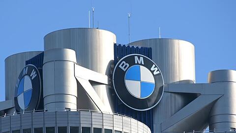 Das BMW-Logo auf dem Firmensitz des Automobilherstellers BMW ist zu sehen. (Archivbild)
