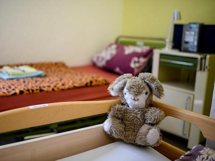 Ein Stofftier sitzt auf einem Bett in der der laut Senatsverwaltung bundesweit ersten Quarantäne-Station für Obdachlose.