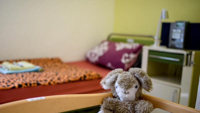 Ein Stofftier sitzt auf einem Bett in der der laut Senatsverwaltung bundesweit ersten Quarantäne-Station für Obdachlose. Ein Stofftier sitzt auf einem Bett in der der laut Senatsverwaltung bundesweit ersten Quarantäne-Station für Obdachlose.