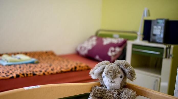 Ein Stofftier sitzt auf einem Bett in der der laut Senatsverwaltung bundesweit ersten Quarantäne-Station für Obdachlose.