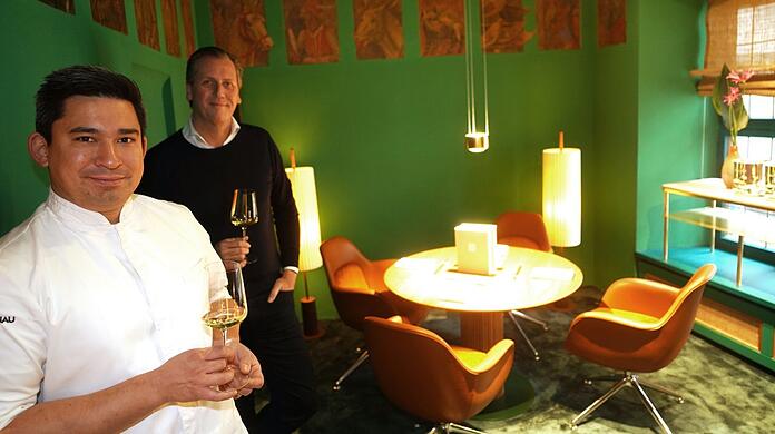 Tohru Nakamura (links) und Marc Uebelherr stoßen in der Wohnzimmeratmosphäre der Schreiberei auf die Zukunft an.