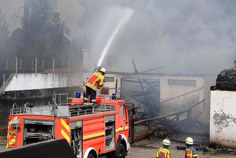 Ein aufgrund der starken Rauchentwicklung kilometerweit sichtbares Großfeuer auf einem Bauernhof in Freising hat zur teilweisen Einstellung des Flugverkehrs am Münchner Flughafen geführt.