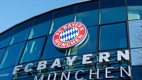 Blick auf das Logo des FC Bayern an einem Vereinsgebäude an der Säbener Straße.