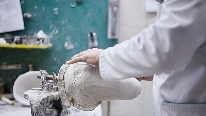 Olexander Stezenko, Chef des Prothesenzentrums, fertigt in seiner Prothesenwerkstatt in der Hauptstadt der Ukraine mit Gipsabdrücken Teile für Prothesen.