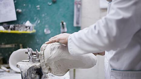 Olexander Stezenko, Chef des Prothesenzentrums, fertigt in seiner Prothesenwerkstatt in der Hauptstadt der Ukraine mit Gipsabdrücken Teile für Prothesen.