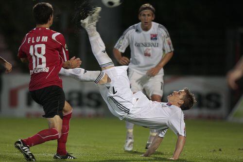Hachings Stürmer Tobias Schweinsteifer gab sich alle Mühe, das Spiel gegen Freiburg umzudrehen. Leider traf er nach diesem Fallrückzieher nur die Latte.