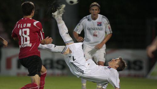 Hachings Stürmer Tobias Schweinsteifer gab sich alle Mühe, das Spiel gegen Freiburg umzudrehen. Leider traf er nach diesem Fallrückzieher nur die Latte. Hachings Stürmer Tobias Schweinsteifer gab sich alle Mühe, das Spiel gegen Freiburg umzudrehen. Leider traf er nach diesem Fallrückzieher nur die Latte.