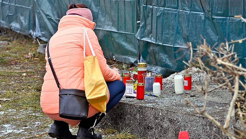 Feldbergstraße, München - nach dem tödlichen Busunfall im Stadtteil Trudering gedenken Menschen am Ort des Unfallgeschehens der Opfer. Feldbergstraße, München - nach dem tödlichen Busunfall im Stadtteil Trudering gedenken Menschen am Ort des Unfallgeschehens der Opfer.