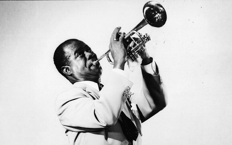 In seinen jungen Jahren trat Louis Armstrong regelmäßig auf einem Mississippi-Dampfer auf. Sein erster Nummer-eins-Hit gelang ihm 1932. In seinen jungen Jahren trat Louis Armstrong regelmäßig auf einem Mississippi-Dampfer auf. Sein erster Nummer-eins-Hit gelang ihm 1932.