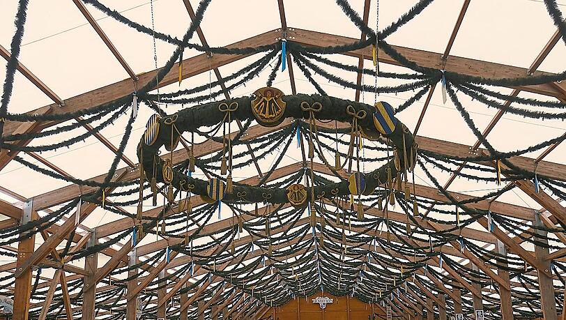 12. In diesem Zelt ist die Tradition sprichw&ouml;rtlich. Stoffbahnen gibt&rsquo;s weniger, daf&uuml;r viel mehr Kr&auml;nze und Girlanden. Noch ein Tipp: Die sind nicht oid!