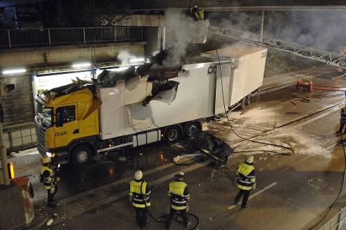 Das Aggregat passte nicht unter die Unterführung - und fing Feuer.