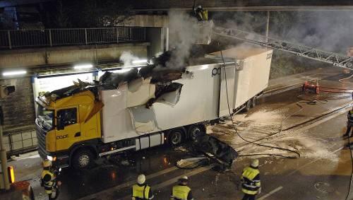 Das Aggregat passte nicht unter die Unterführung - und fing Feuer. Das Aggregat passte nicht unter die Unterführung - und fing Feuer.