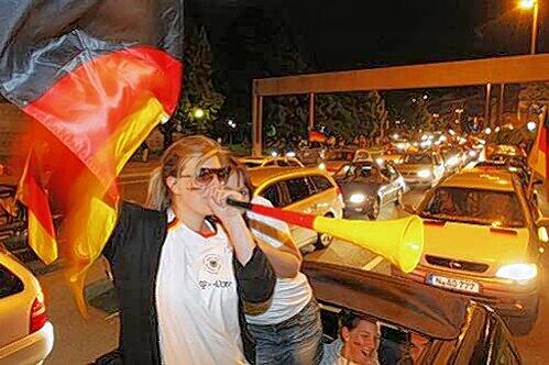 Im Hupkonzert am Plärrer ging selbst die schwarz-rot-goldene Vuvuzela unter.