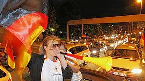 Im Hupkonzert am Plärrer ging selbst die schwarz-rot-goldene Vuvuzela unter. Im Hupkonzert am Plärrer ging selbst die schwarz-rot-goldene Vuvuzela unter.