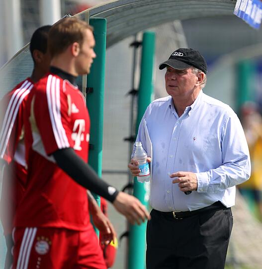 Bayern Training mit Spezial-Gast Uli Hoeneß: Die Bilder vom Gardasee