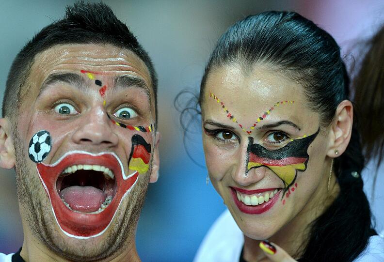 Deutschland gegen Holland - vor und während dieser brisanten Partie in der Ukraine am MIttwoch feiern die Fans ausgelassen in Orange und Schwarz-Rot-Gold - die Bilder!
