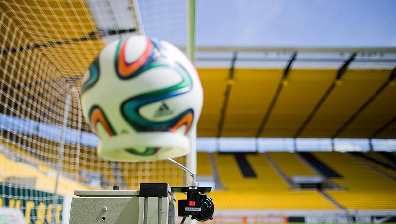 Illustration: Ein Ball überquert zu Demonstrationszecken der Torlinientechnologie "GoalControl-4D" auf dem Tivoli in Aachen eine Torlinie. Illustration: Ein Ball überquert zu Demonstrationszecken der Torlinientechnologie "GoalControl-4D" auf dem Tivoli in Aachen eine Torlinie.