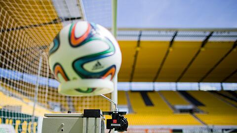 Illustration: Ein Ball überquert zu Demonstrationszecken der Torlinientechnologie "GoalControl-4D" auf dem Tivoli in Aachen eine Torlinie.