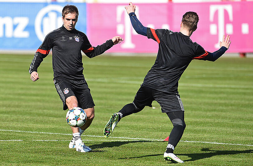 Mit den Comebacks von Kapitän Philipp Lahm (l., hier mit Mitchell Weiser) und Thiago verschäft sich der Konkurrenzkampf bei den Bayern.