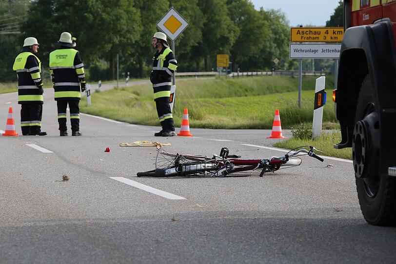 Tödlicher Unfall im Landkreis Mühldorf. Ein Pkw kollidiert an einer Kreuzung mit einem Radfahrer. Der Radfahrer verstarb noch am Unfallort.