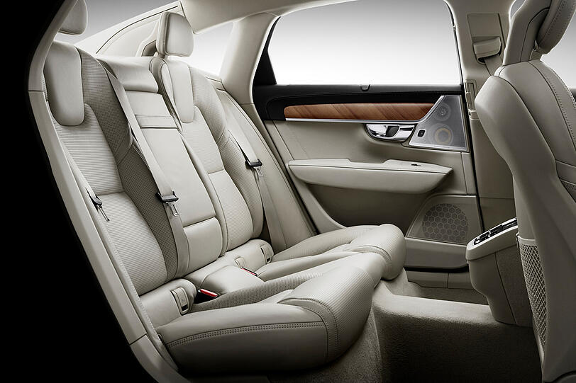 Platz satt: Selbst schwedische Hünen haben im Fond des Volvo S90 genügend Beinfreiheit.