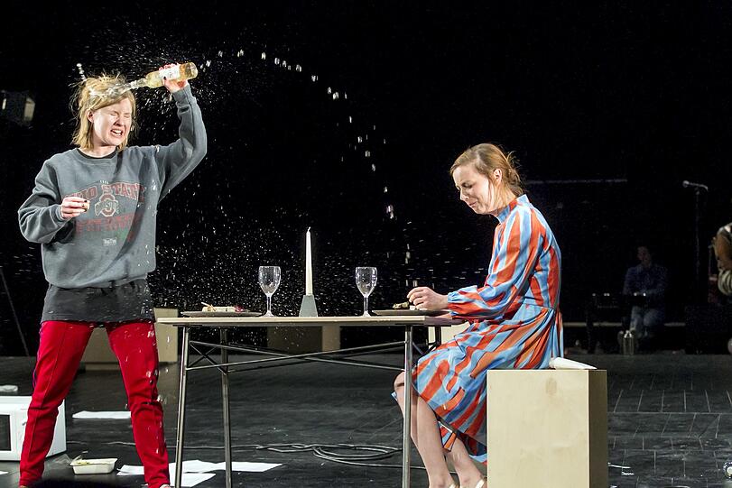Maja Beckmann und Anna Drexler in "Der erste fiese Typ"