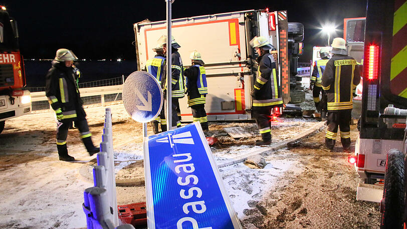 Bilder vom Bergungseinsatz auf der B12: Als der Lkw auf die A94 auffahren wollte, kippte er um.
