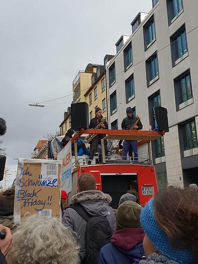 "Ich schwänze Black Friday". Auch Musik gibt's bei der Demo in München.