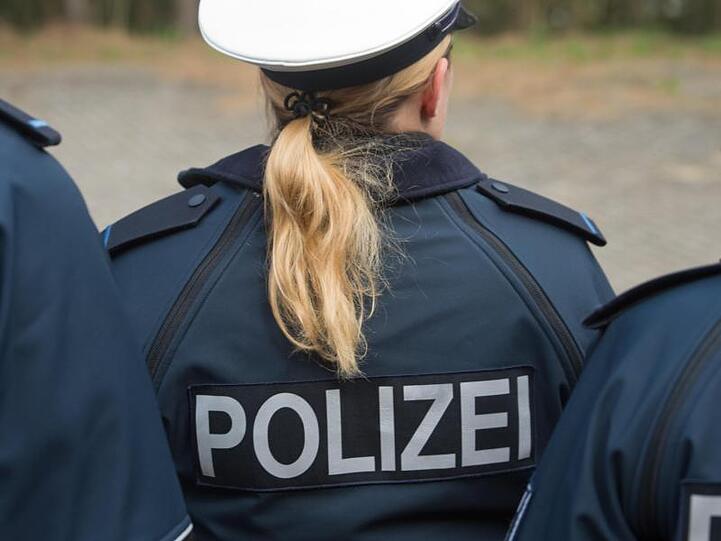 Auf der Jacke einer Auszubildenden ist der Schriftzug "Polizei" zu sehen. Foto: Stefan Sauer/Archiv