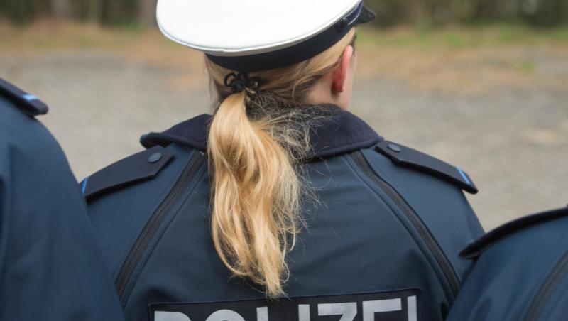 Auf der Jacke einer Auszubildenden ist der Schriftzug "Polizei" zu sehen. Foto: Stefan Sauer/Archiv Auf der Jacke einer Auszubildenden ist der Schriftzug "Polizei" zu sehen. Foto: Stefan Sauer/Archiv