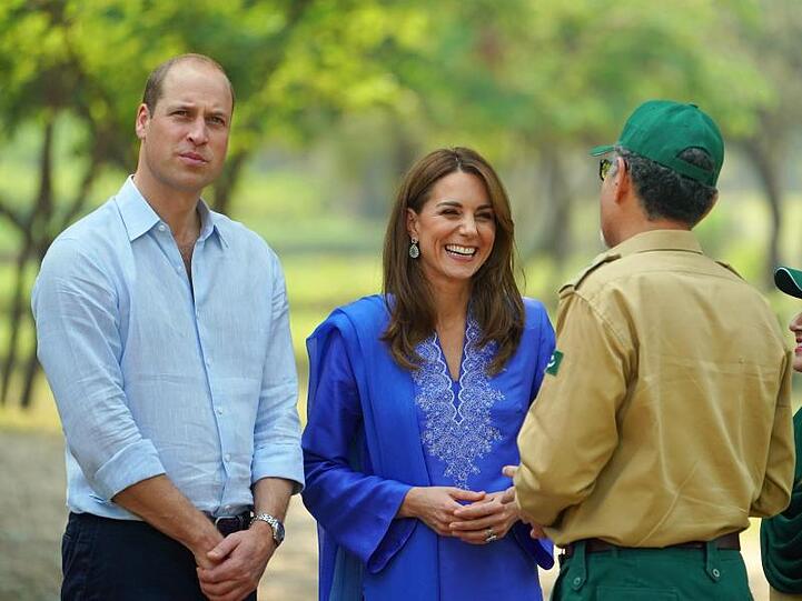 William und Kate werden bei ihrem Besuch der Margalla Hills begrüßt.
